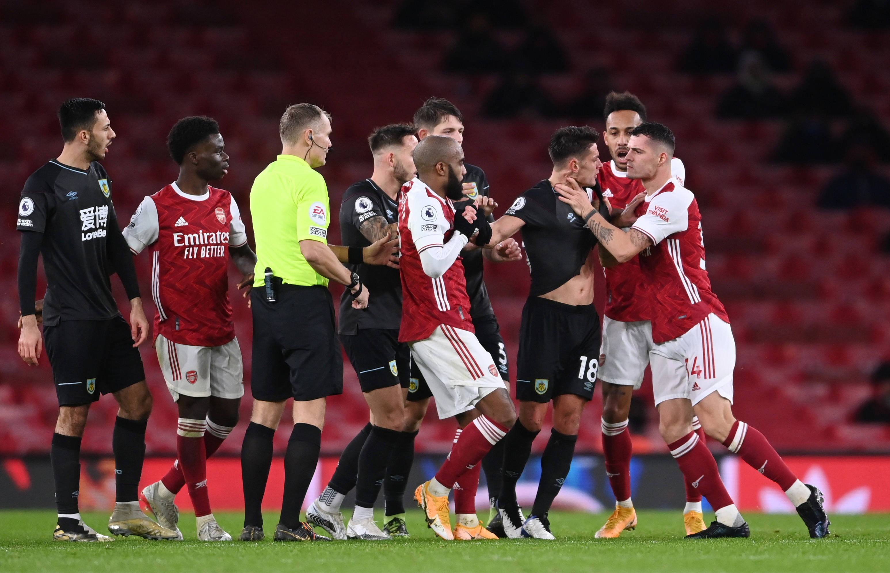 枪击案的发 枪击案的发